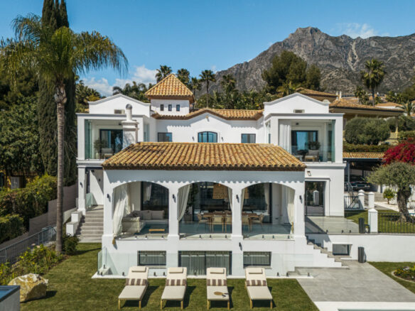 🏡 For Sale: Charming Mediterranean Villa in Altos Reales 🌴🌞 Gated