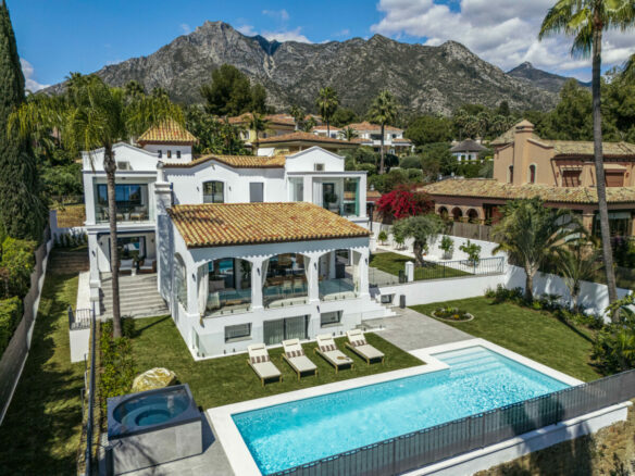 🏡 For Sale: Charming Mediterranean Villa in Altos Reales 🌴🌞 Gated