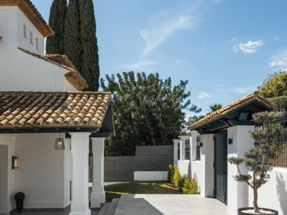 🏡 For Sale: Charming Mediterranean Villa in Altos Reales 🌴🌞 Gated