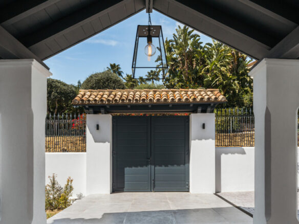 🏡 For Sale: Charming Mediterranean Villa in Altos Reales 🌴🌞 Gated