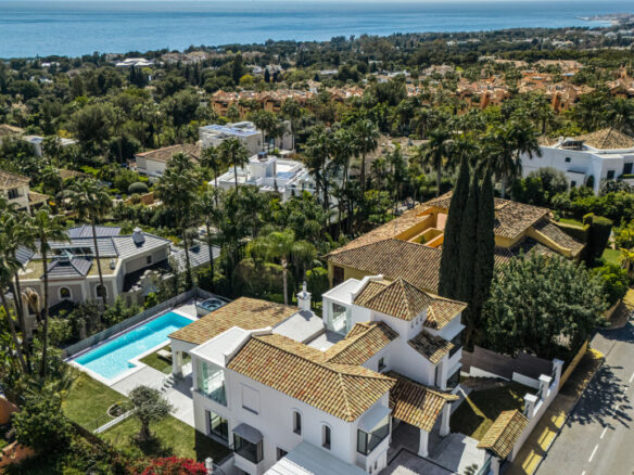 🏡 For Sale: Charming Mediterranean Villa in Altos Reales 🌴🌞 Gated