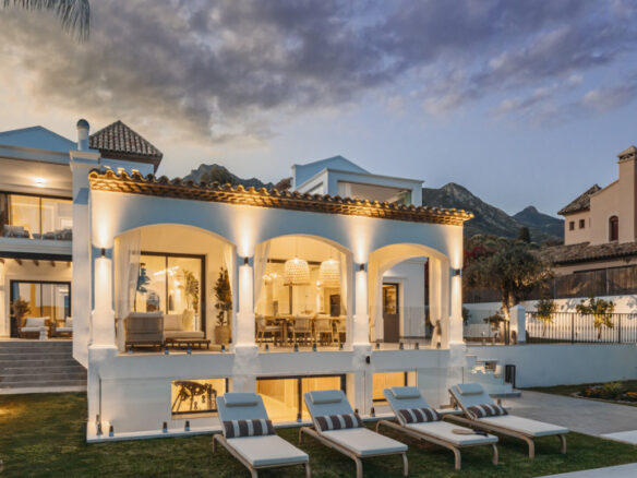 🏡 For Sale: Charming Mediterranean Villa in Altos Reales 🌴🌞 Gated