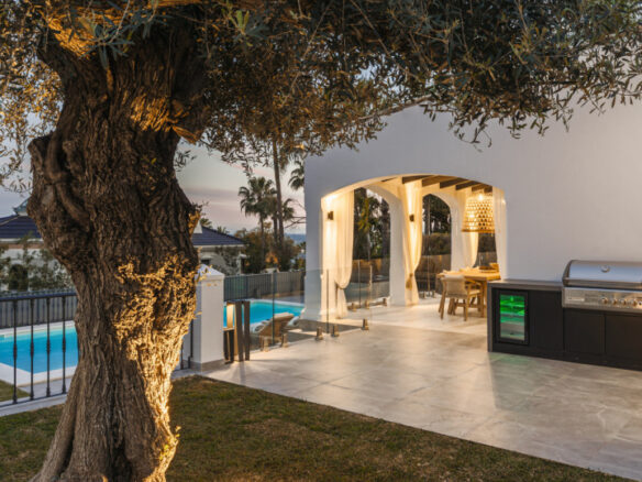 🏡 For Sale: Charming Mediterranean Villa in Altos Reales 🌴🌞 Gated