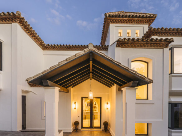 🏡 For Sale: Charming Mediterranean Villa in Altos Reales 🌴🌞 Gated