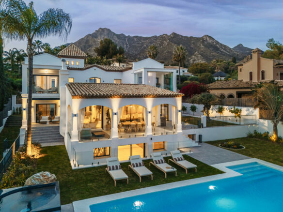 🏡 For Sale: Charming Mediterranean Villa in Altos Reales 🌴🌞 Gated