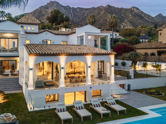 🏡 For Sale: Charming Mediterranean Villa in Altos Reales 🌴🌞 Gated