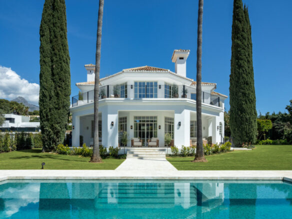 🌟 For Sale: Magnificent 5-Bedroom Luxury Villa in Nueva Andalucía 🏝️🌿