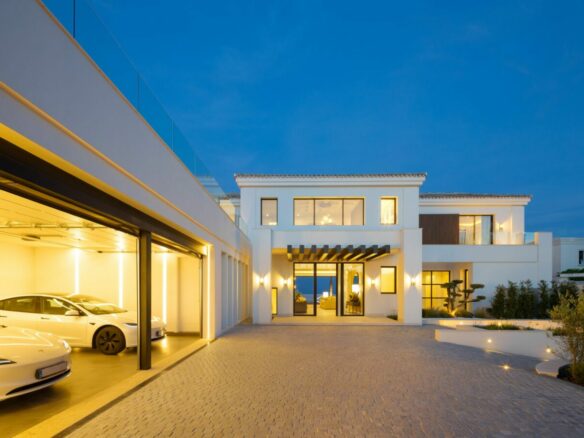 Turnkey 🌟 Hilltop 7B Mansion for Sale Ronda Road –  Benahavís