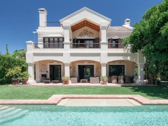 For sale 🏡 Classic Villa for Sale in the Golden Mile Cascada de Camoján