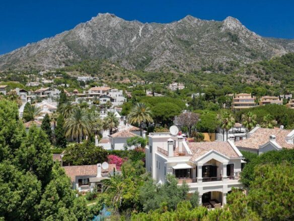 For sale 🏡 Classic Villa for Sale in the Golden Mile Cascada de Camoján