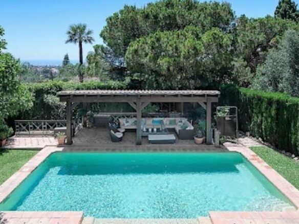 For sale 🏡 Classic Villa for Sale in the Golden Mile Cascada de Camoján