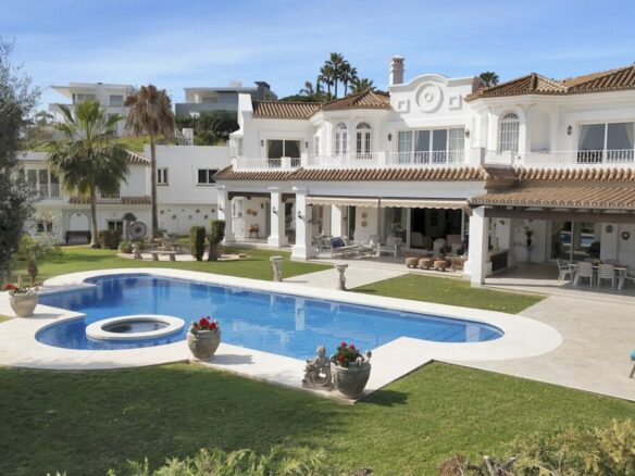 🏡 For Sale: Timeless Luxury Estate  in Nueva Andalucía