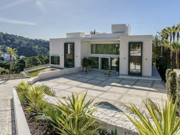 For sale 💰 Modern Villa  with Panoramic Views in La Zagaleta, Benahavis 🌟