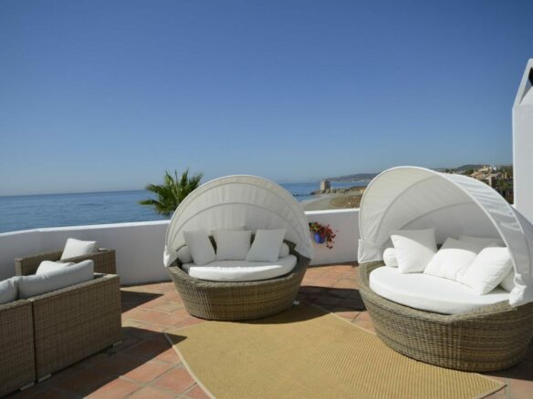 For sale – Amazing  3B Beachfront Penthouse in Casares del Mar 🏖️ – Fully Renovated with Expansive Terraces 🌅