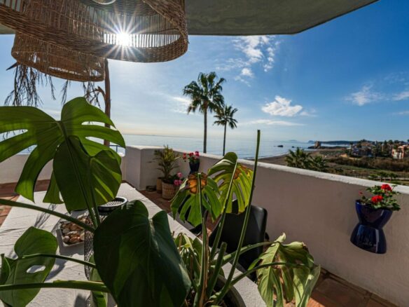 For sale – Amazing  3B Beachfront Penthouse in Casares del Mar 🏖️ – Fully Renovated with Expansive Terraces 🌅
