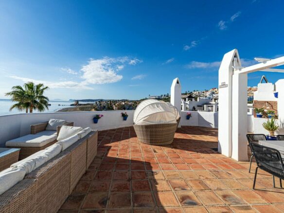For sale – Amazing  3B Beachfront Penthouse in Casares del Mar 🏖️ – Fully Renovated with Expansive Terraces 🌅