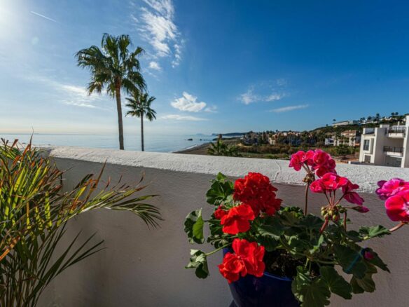 For sale – Amazing  3B Beachfront Penthouse in Casares del Mar 🏖️ – Fully Renovated with Expansive Terraces 🌅