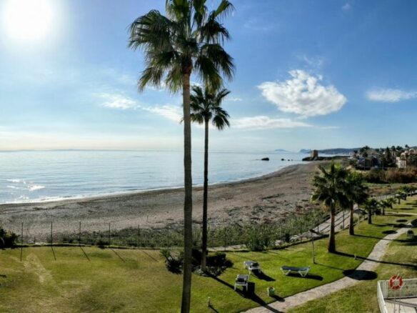 For sale – Amazing  3B Beachfront Penthouse in Casares del Mar 🏖️ – Fully Renovated with Expansive Terraces 🌅