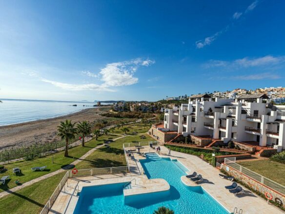 For sale – Amazing  3B Beachfront Penthouse in Casares del Mar 🏖️ – Fully Renovated with Expansive Terraces 🌅