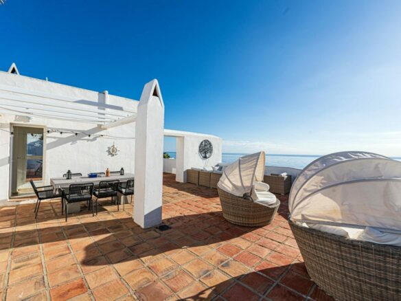 For sale – Amazing  3B Beachfront Penthouse in Casares del Mar 🏖️ – Fully Renovated with Expansive Terraces 🌅