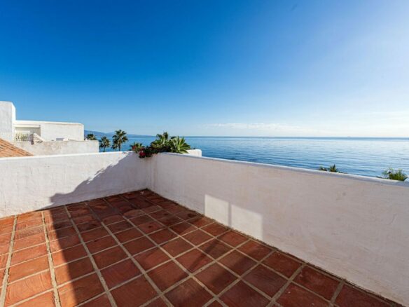 For sale – Amazing  3B Beachfront Penthouse in Casares del Mar 🏖️ – Fully Renovated with Expansive Terraces 🌅