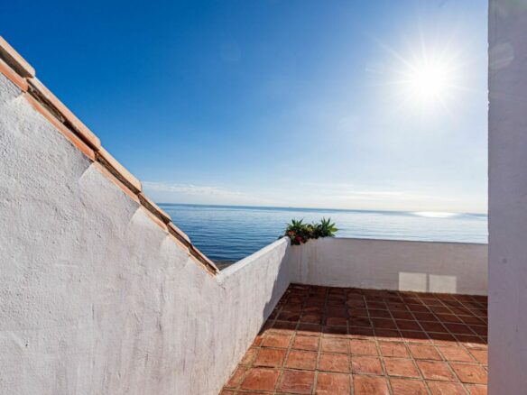 For sale – Amazing  3B Beachfront Penthouse in Casares del Mar 🏖️ – Fully Renovated with Expansive Terraces 🌅
