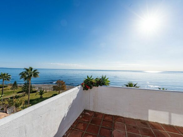 For sale – Amazing  3B Beachfront Penthouse in Casares del Mar 🏖️ – Fully Renovated with Expansive Terraces 🌅