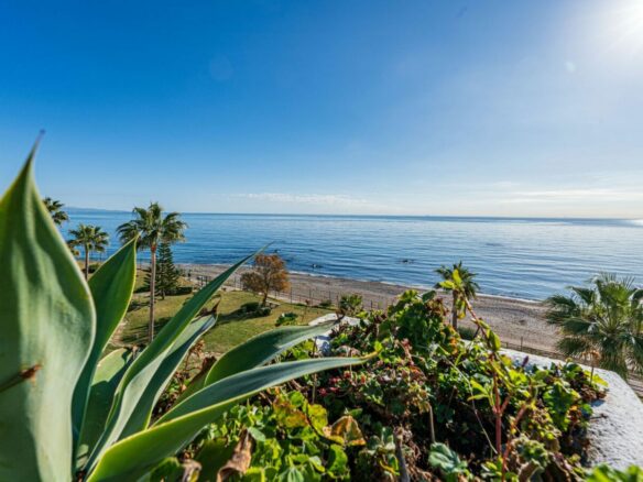 For sale – Amazing  3B Beachfront Penthouse in Casares del Mar 🏖️ – Fully Renovated with Expansive Terraces 🌅