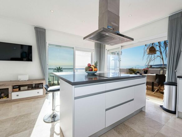 For sale – Amazing  3B Beachfront Penthouse in Casares del Mar 🏖️ – Fully Renovated with Expansive Terraces 🌅