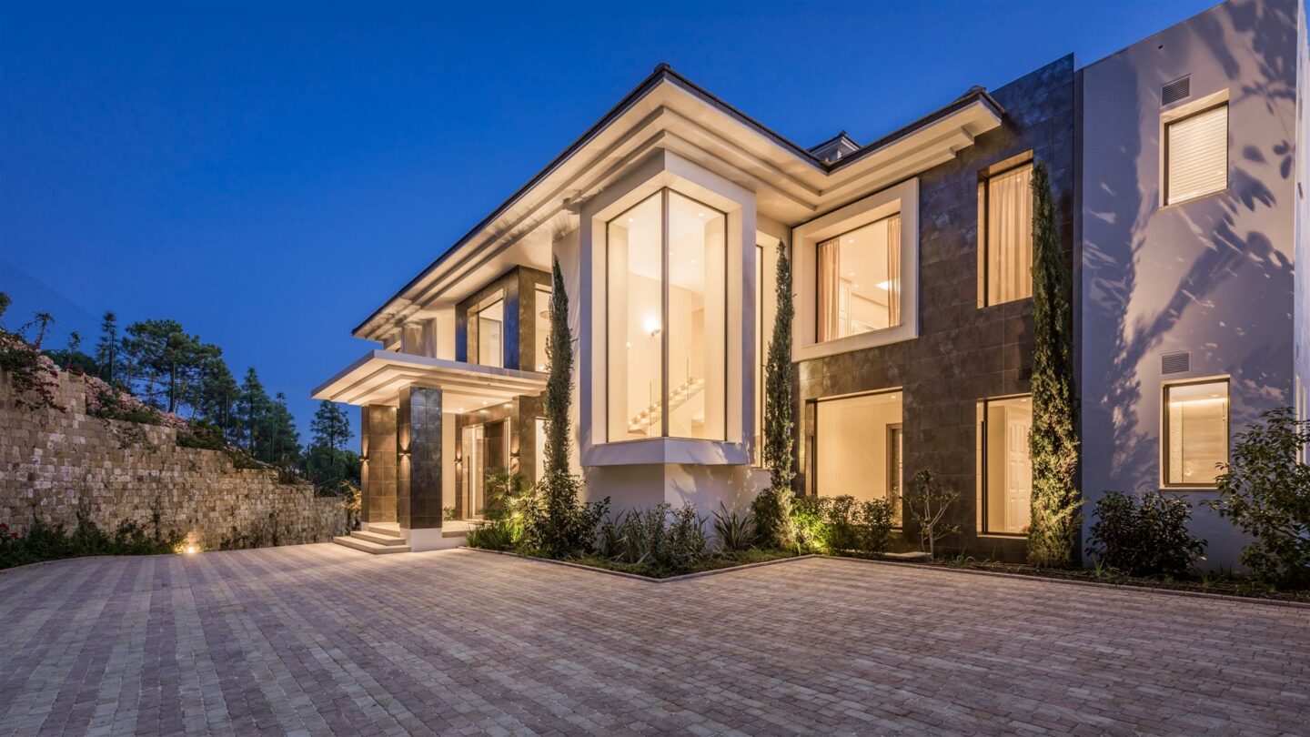Villa Alcuzcuz Night-1 🏡 For Sale | Villa Alcuzcuz – La Reserva de Alcuzcuz, Benahavís – Panoramic Views – Gated