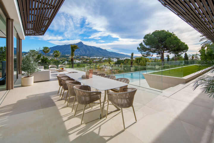 For sale 🏡 Modern Turnkey Villa in Nueva Andalucía  🌴