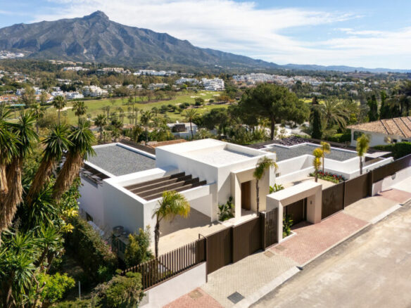 For sale 🏡 Modern Turnkey Villa in Nueva Andalucía  🌴