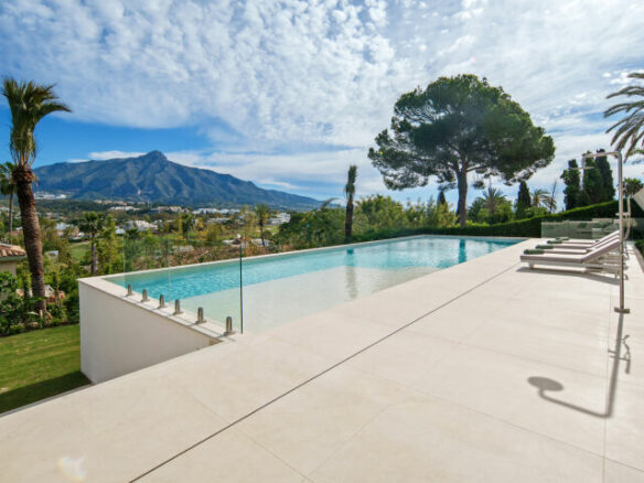 For sale 🏡 Modern Turnkey Villa in Nueva Andalucía  🌴