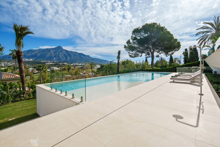 For sale 🏡 Modern Turnkey Villa in Nueva Andalucía  🌴