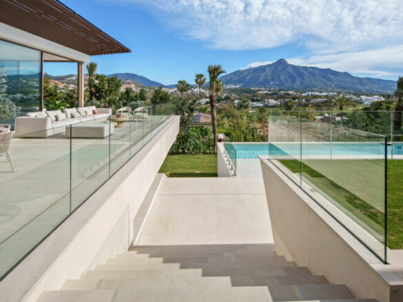 For sale 🏡 Modern Turnkey Villa in Nueva Andalucía  🌴