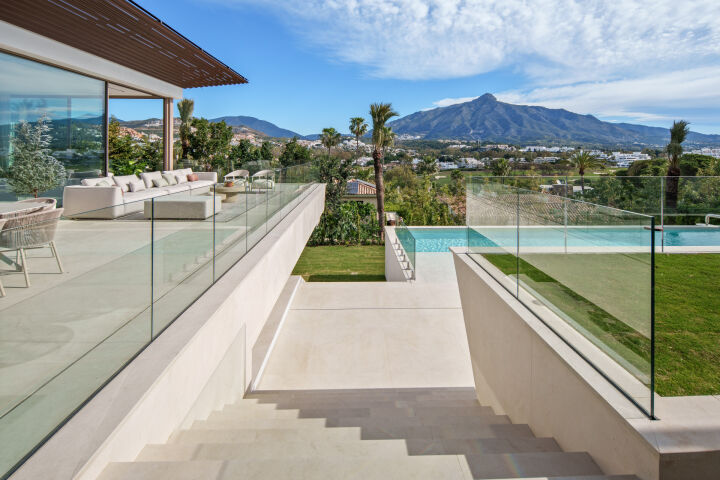 For sale 🏡 Modern Turnkey Villa in Nueva Andalucía  🌴