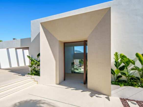 For sale 🏡 Modern Turnkey Villa in Nueva Andalucía  🌴