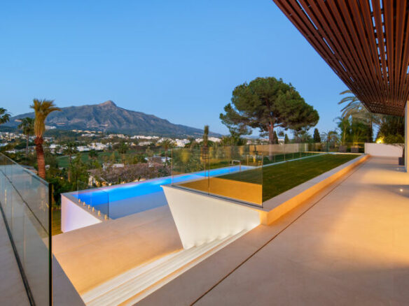 For sale 🏡 Modern Turnkey Villa in Nueva Andalucía  🌴