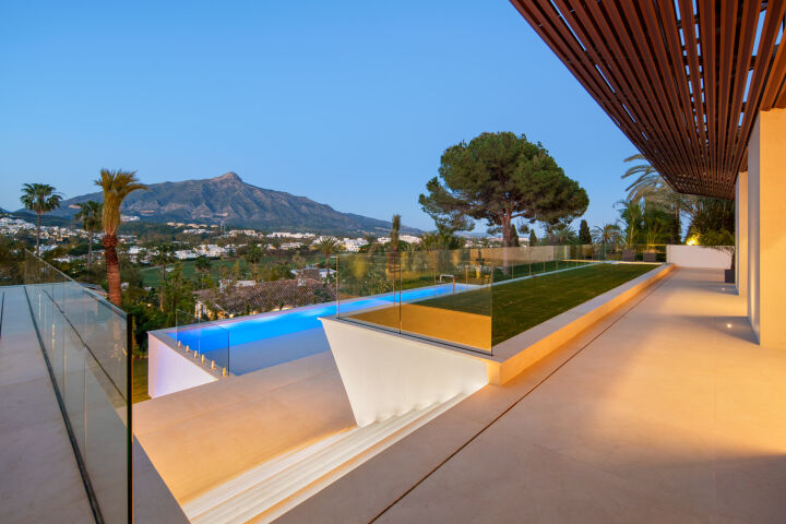 For sale 🏡 Modern Turnkey Villa in Nueva Andalucía  🌴