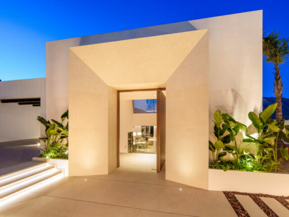 For sale 🏡 Modern Turnkey Villa in Nueva Andalucía  🌴