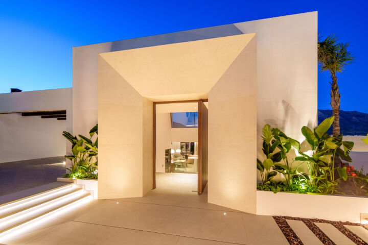 For sale 🏡 Modern Turnkey Villa in Nueva Andalucía  🌴