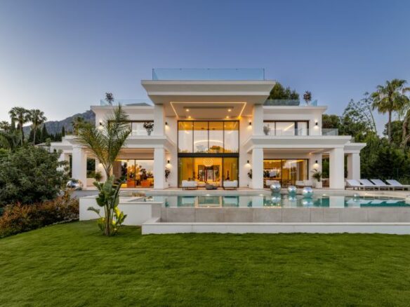 For sale 🏡 Modern Turnkey Villa in Nueva Andalucía  🌴