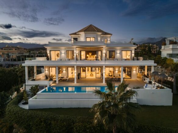 For sale 🏡 Modern Turnkey Villa in Nueva Andalucía  🌴