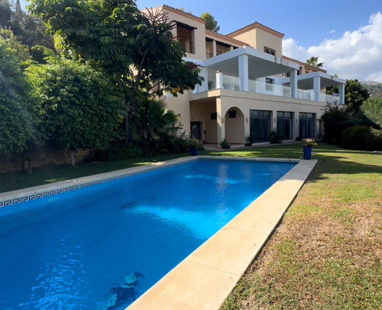 For sale – El Madroñal, Benahavís 🇪🇸 – Classic 7B Hilltop Villa with Panoramic Views 🌊⛰️