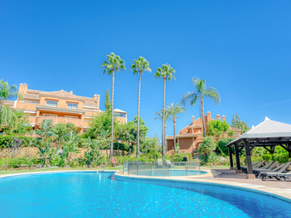 🌅 Beautiful South-Facing Duplex Penthouse with Stunning Sea Views – Andalucía Alta, Nueva Andalucía 🌴