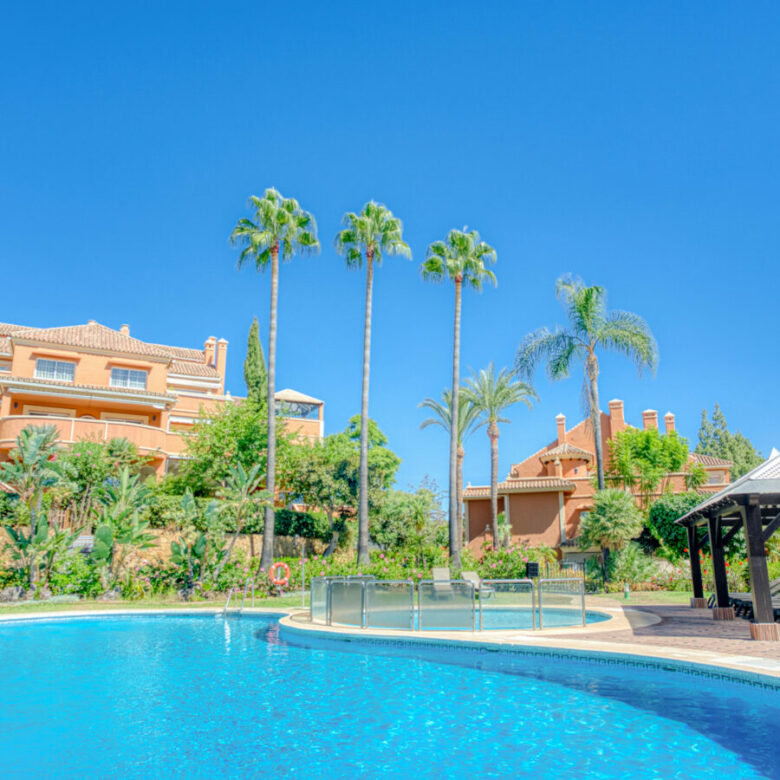 🌅 Beautiful South-Facing Duplex Penthouse with Stunning Sea Views – Andalucía Alta, Nueva Andalucía 🌴