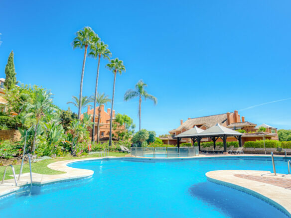 🌅 Beautiful South-Facing Duplex Penthouse with Stunning Sea Views – Andalucía Alta, Nueva Andalucía 🌴