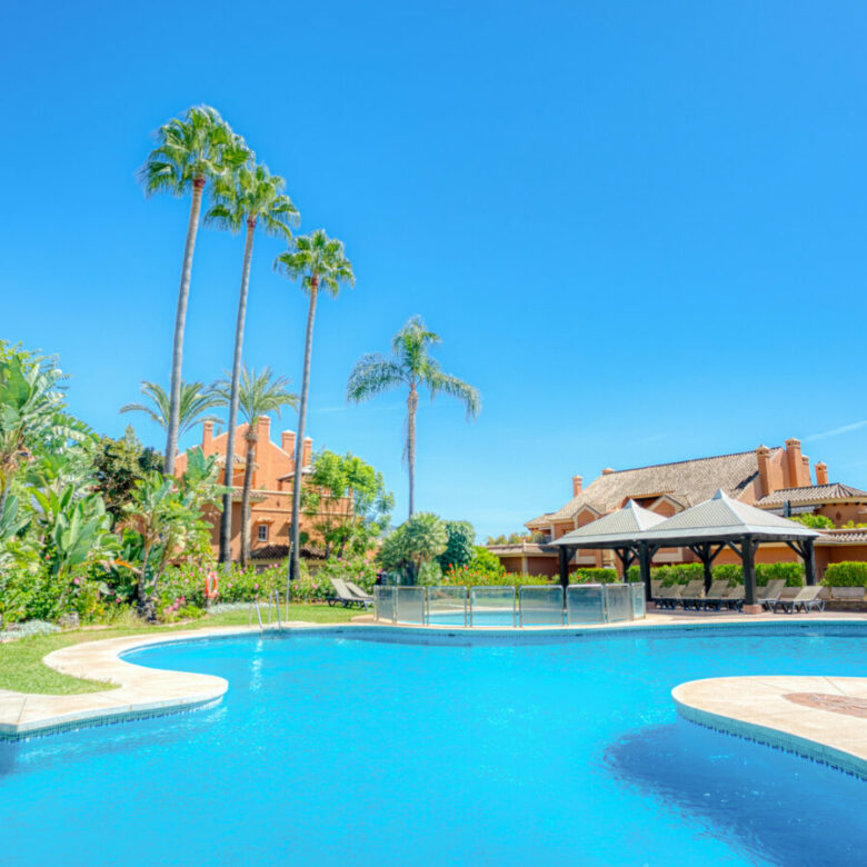 🌅 Beautiful South-Facing Duplex Penthouse with Stunning Sea Views – Andalucía Alta, Nueva Andalucía 🌴