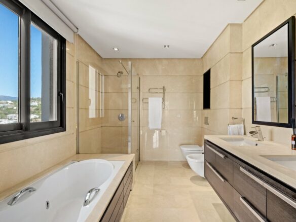 FOR SALE 🇪🇸🇬🇧 – Luxury 3-Bedroom Penthouse with Panoramic Sea Views | La Quinta, Benahavís 🇪🇸