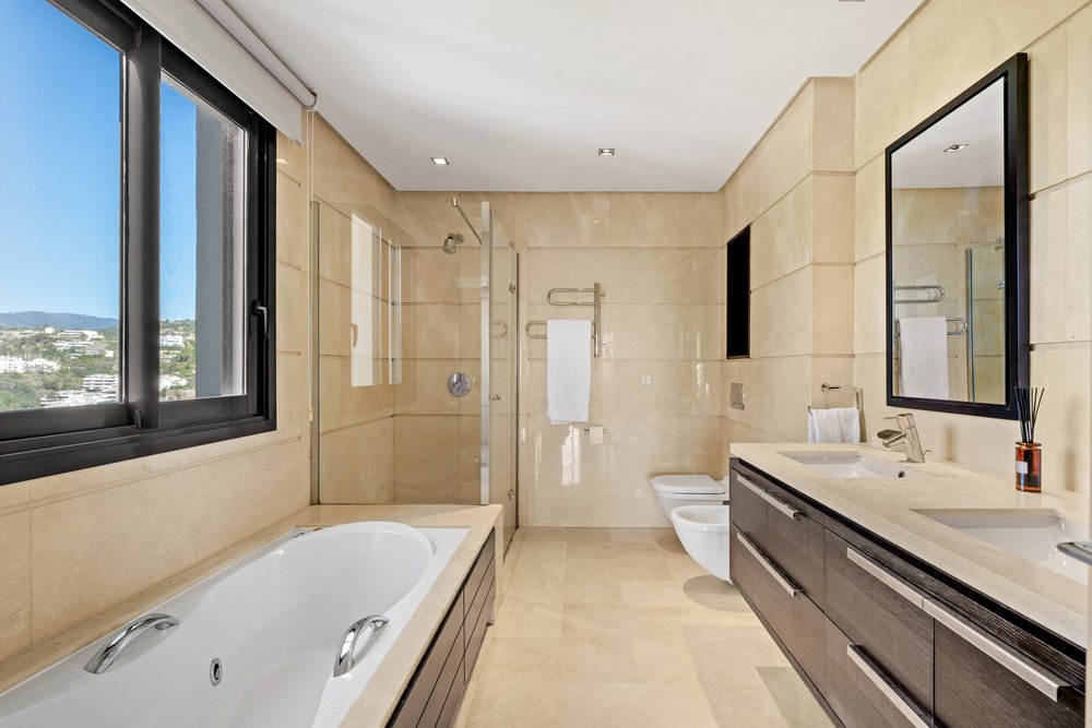 FOR SALE 🇪🇸🇬🇧 – Luxury 3-Bedroom Penthouse with Panoramic Sea Views | La Quinta, Benahavís 🇪🇸
